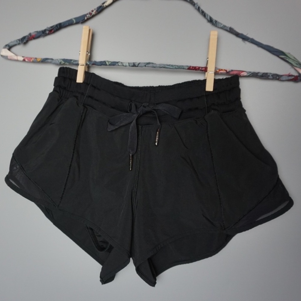 Lululemon Black Hotty Hot Short 2.5"